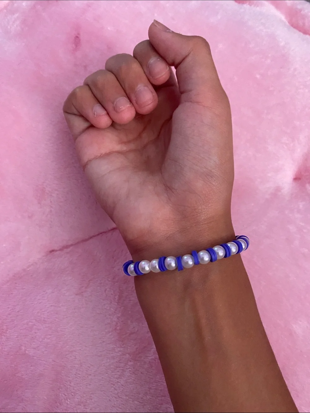 Blue beaded bracelet with pearls